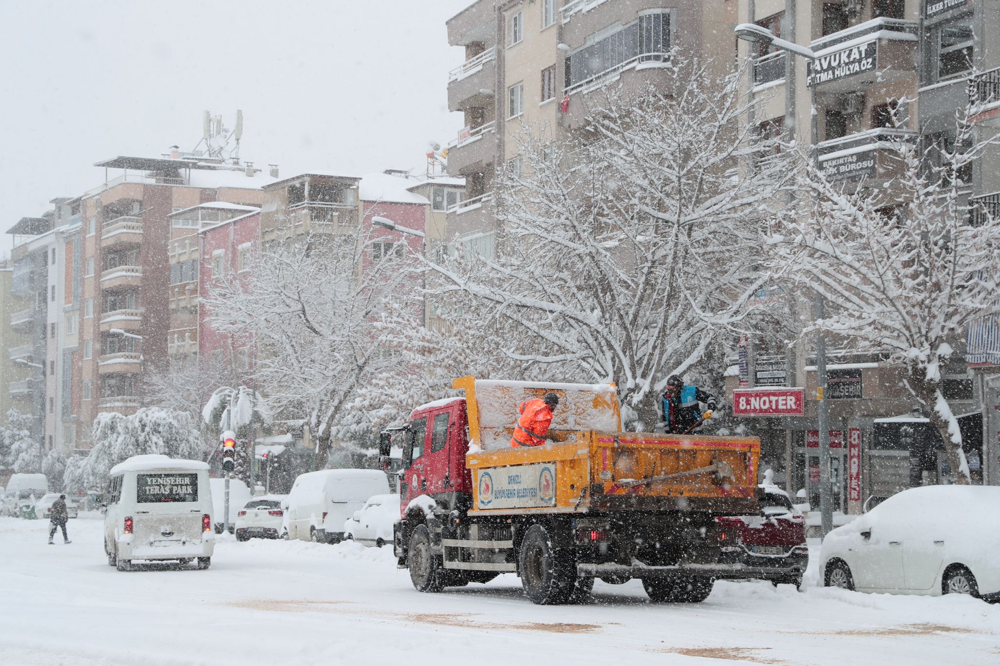 Buyuksehirin karla mucadelesi suruyor 4 - Büyükşehir'in Karla Mücadelesi Sürüyor