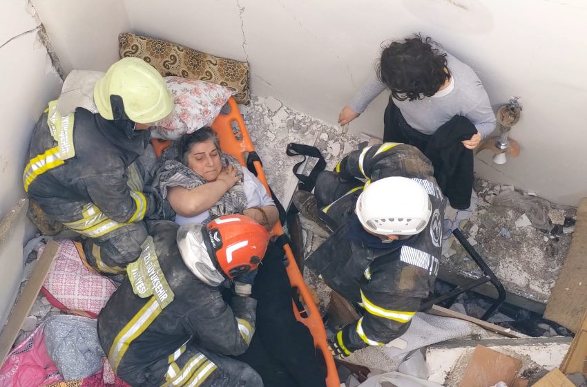 Kahraman arama kurtarma ekipleri deprem bolgesinden dondu - Denizli Büyükşehir ekipleri 36 cana umut oldu